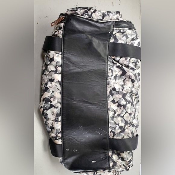 Lululemon High Mileage Duffel
Mystic Jungle Butter Pink Black / Black - Picture 3 of 7